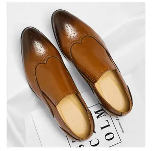Vista dall'alto di scarpe monk in pelle marrone con eleganti dettagli brogue wingtip