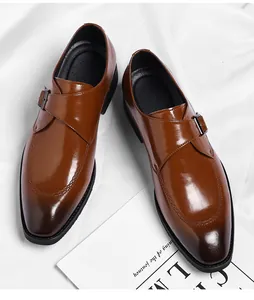 Dettaglio di scarpe monk strap in pelle marrone con finitura lucida e dettagli di cuciture