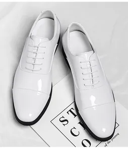 Detailansicht der glänzend weißen Oxford-Herrenschuhe aus Lackleder für formelle Anlässe