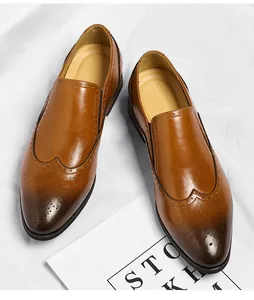 Dettaglio di scarpe brogue in pelle marrone con elegante motivo wingtip