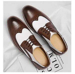 Gedetailleerd bovenaanzicht van heren bruin-witte wingtip brogue lederen nette schoenen.