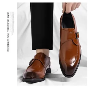 Scarpe monk strap da uomo marroni lucide con eleganti dettagli di cucitura.
