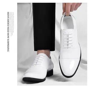 Klassische weiße Herren-Oxford-Schuhe aus glänzendem Lackleder im eleganten britischen Stil