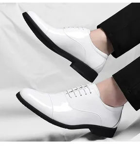 Nahaufnahme von weißen Lackleder-Oxford-Schuhen für Herren mit schwarzen Sohlen