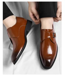 Dettaglio scarpe eleganti da uomo in pelle marrone con punta sfumata e fibbia in metallo
