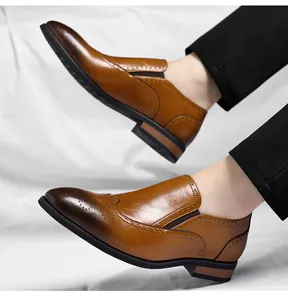 Dettaglio di scarpe Oxford brogue in pelle marrone con eleganti decorazioni traforate.