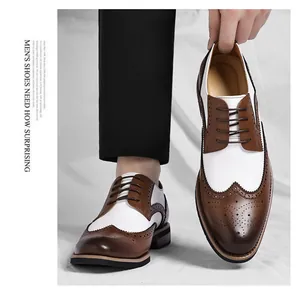 Gedetailleerd overzicht van tweekleurige bruin-witte Brogue-schoenen