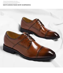 Gedetailleerde weergave van bruine glanzende leren veterschoenen met krokostructuur.