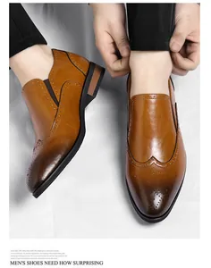 Dettaglio di scarpe Oxford da uomo marroni in stile britannico con decorazioni brogue.