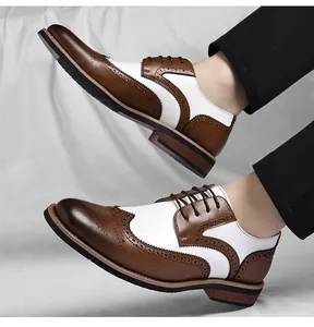 Zijaanzicht detail van tweekleurige bruin-witte Brogue-nette herenschoenen.