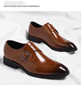 Primo piano di eleganti scarpe stringate da uomo in pelle marrone lucida su sfondo bianco