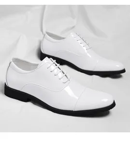 Nahaufnahme weißer Lackleder-Oxford-Schuhe für Herren mit kontrastierenden schwarzen Sohlen