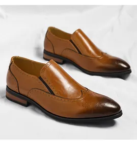 Vista dettagliata delle scarpe brogue da uomo in pelle marrone con design wingtip