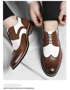 Detailopname van stijlvolle bruin-witte brogue herenschoenen in een Britse stijl