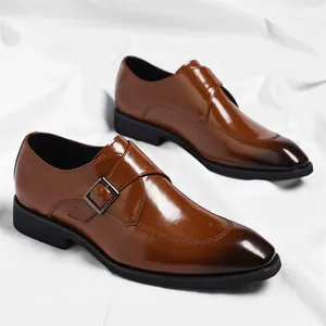 Scarpe classiche da uomo in pelle marrone con fibbia e punta sfumata elegante.