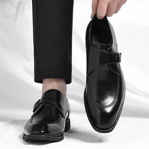 Eleganti scarpe classiche nere da uomo con fibbia, stile business britannico puro.