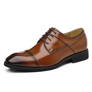 Klassieke bruine leren herenschoenen met gepolijste neus en krokodillenstructuur afwerking.
