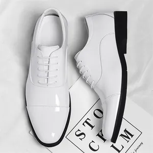 Klassische weiße Herren-Oxfordschuhe aus Lackleder für formelle Geschäftsanlässe.
