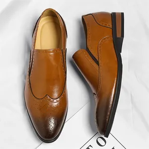 Eleganti scarpe Oxford da uomo in pelle marrone con dettagli classici traforati brogue
