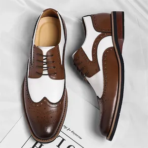 Heren tweekleurige bruin-witte wingtip Brogue schoenen met klassieke perforaties.
