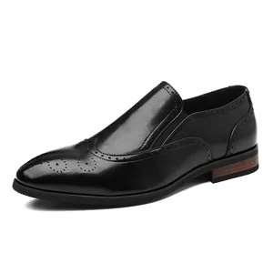 Classiche scarpe brogue in pelle nera da uomo in un elegante stile formale da ufficio.
