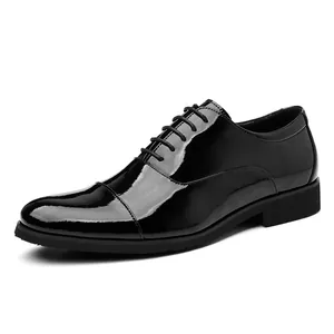 Klassische schwarze Lackleder-Oxfordschuhe für Herren, perfekt für formelle Anlässe.