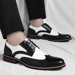 Stijlvolle zwart-witte brogue herenschoenen in klassieke Britse wingtip-stijl, heren.