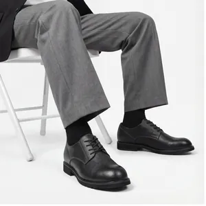 Vista dettagliata delle scarpe derby in pelle martellata nera con lacci classici
