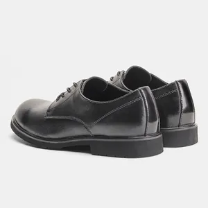 Dettaglio vista posteriore classiche scarpe derby in pelle nera e suola