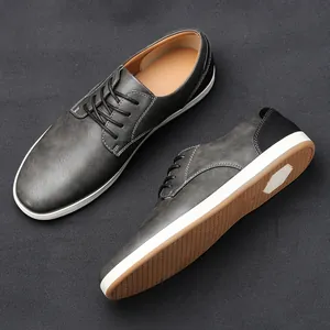 Dettaglio scarpe casual grigie da uomo eleganti con lacci e suola in gomma resistente
