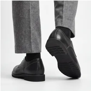 Dettaglio di scarpe Derby da uomo in pelle nera con suola in gomma antiscivolo