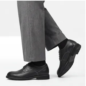 Dettaglio di scarpe Derby da uomo in pelle martellata nera per occasioni di business.