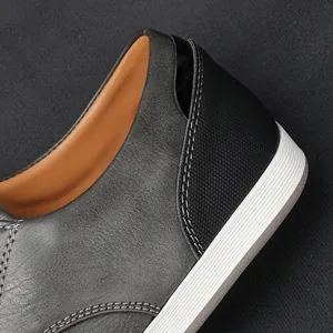 Primo piano della cucitura del tallone e della suola bianca su scarpe in pelle