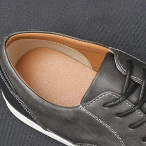 Vista macro dettagliata di una comoda scarpa casual da uomo in pelle con fodera morbida