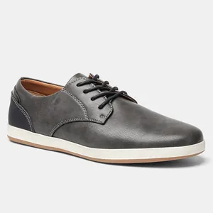 Vista laterale di scarpe casual da uomo in pelle grigio antracite con suola bianca e finitura