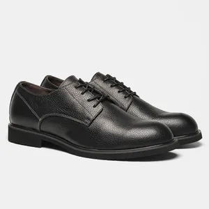 Dettaglio ravvicinato della trama in pelle martellata delle scarpe Derby nere