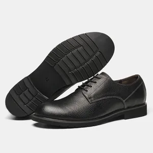 Dettaglio scarpe derby in pelle martellata nera con suola antiscivolo e trama fine