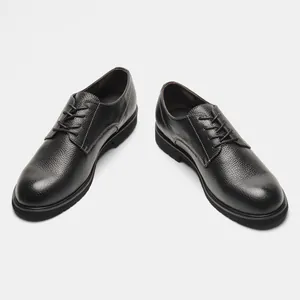 Primo piano della trama in pelle nera delle scarpe Derby da uomo in stile business