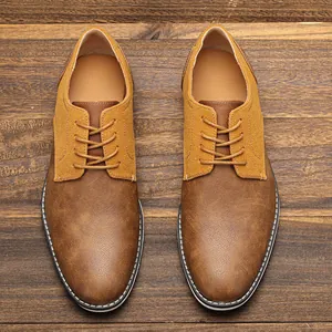 Vue de dessus de chaussures Oxford décontractées bicolores pour hommes avec panneaux en daim.