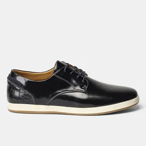 Vista lateral de cómodos zapatos casuales de cuero para hombre con textura de cocodrilo