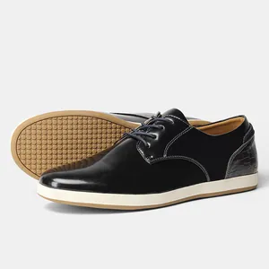 Vista detallada de zapatos casuales negros para hombre con suela blanca y agarre.