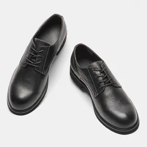 Vista dall'alto dettagliata di scarpe Derby da uomo in pelle martellata nera con lacci
