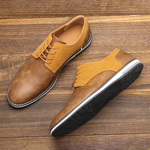 Vue détaillée de chaussures décontractées pour hommes en cuir bicolore marron sur bois