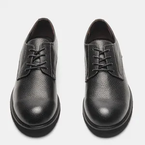 Vista dall'alto delle classiche scarpe Derby in pelle nera con dettagli di lacci