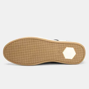 Vista detallada de la suela de goma con patrón hexagonal para zapatos casuales