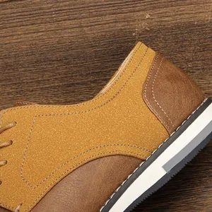 Gros plan de chaussures décontractées en daim bicolore avec surpiqûres de qualité