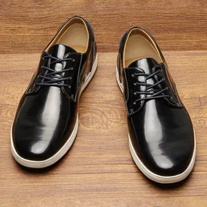 Vista superior detallada de zapatos de charol negro para hombre con suela blanca en madera