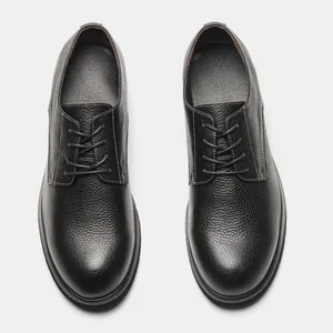 Vista dall'alto di scarpe Derby da uomo in pelle martellata nera di alta qualità