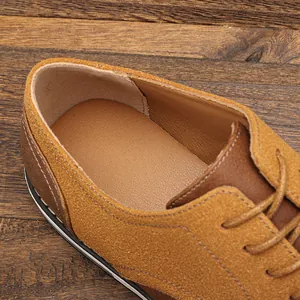 Vue macro de la texture en daim et des coutures sur une chaussure en cuir pour homme