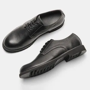 Dettaglio delle scarpe Derby in pelle martellata nera con suola in gomma antiscivolo
